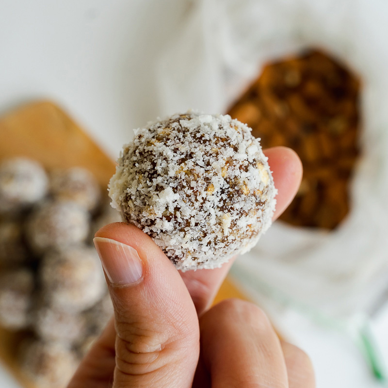 Bolitas energéticas de cacao y coco