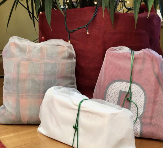 Regalos sostenibles de Navidad envueltos con las bolsas reutilizables y polivalentes BOLSETA