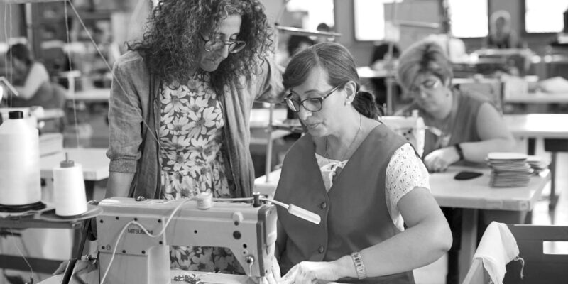 Confección de las bolsas reutilizables BOLSETA en las fundaciones Ared y Portolà, en Barcelona