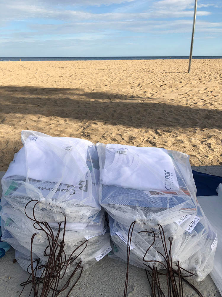 Evento de limpieza de playa en Barcelona con la Fundación Ecomar con bolsas reutilizables BOLSETA