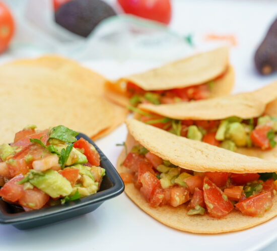 Tortitas de lentejas rojas y pico de gallo