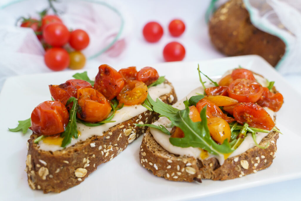 Tostadas con paté de alubias y tomates cherry caramelizados