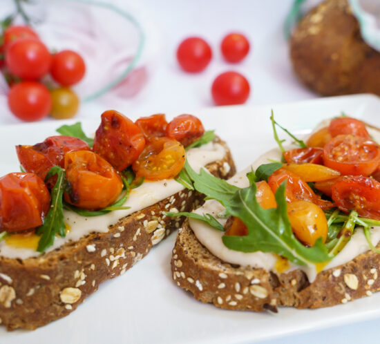 Tostadas con paté de alubias y tomates cherry caramelizados