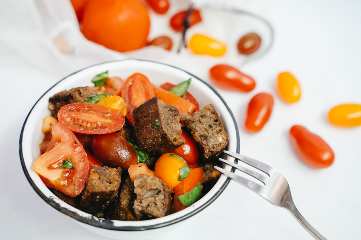 Panzanella, ensalada italiana de tomates